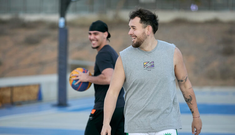 Ale Martin y Jhoenyr García jugando al baloncesto - StreetFlavour - 3COM Squad