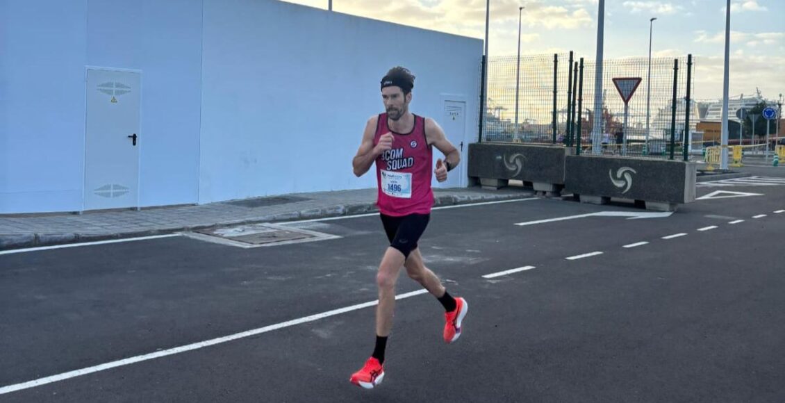 1 hombre corriendo en una carrera de atletismo- 3com squad