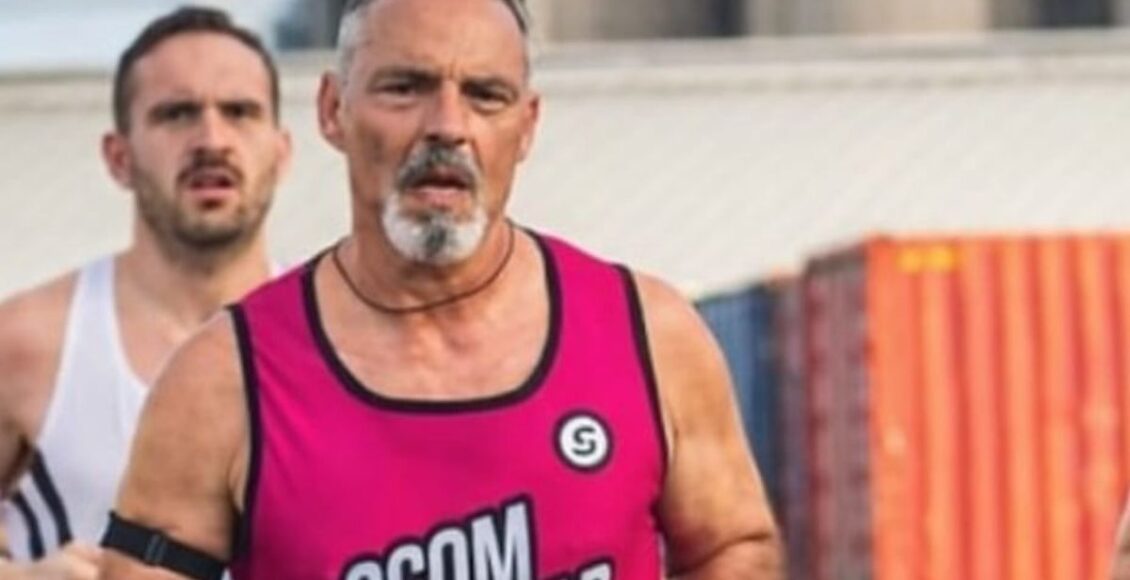 2 hombres corriendo en una carrera de atletismo y uno de ellos de rosa – 3com squad