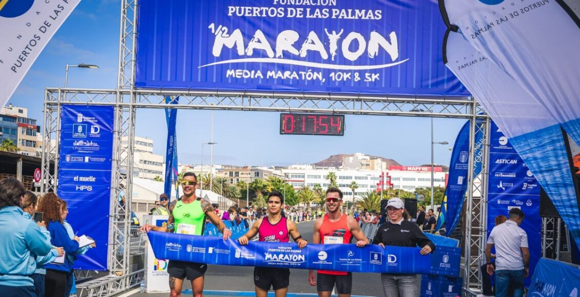 3 hombres y una mujer agarrandolo la cinta de la meta – 3com squad