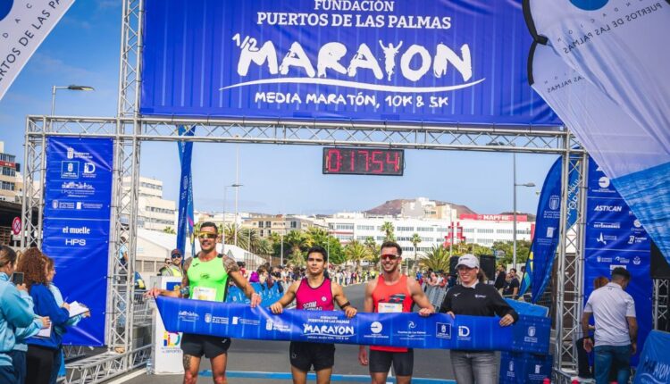 3 hombres y una mujer agarrandolo la cinta de la meta - 3com squad