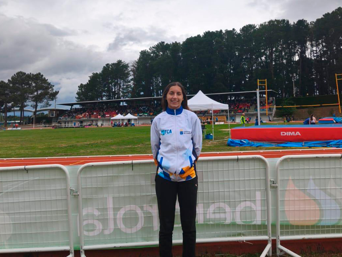 Ainhoa Domínguez posando con la equipación de la selección canaria en el Campeonato de España Sub-16 de atletismo celebrado en Ourense